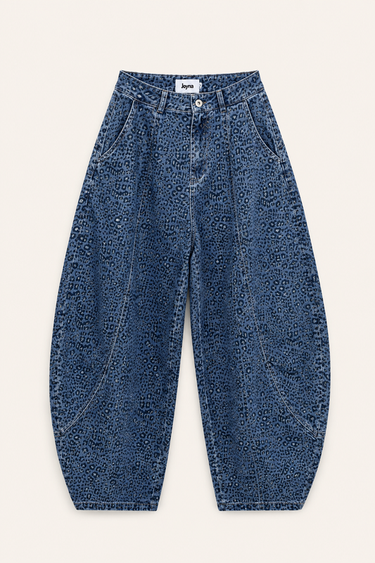Craquez pour le jean, un modèle taille haute à la coupe ballon qui sublime la silhouette. Son motif léopard apporte du caractère tout en restant facile à associer.