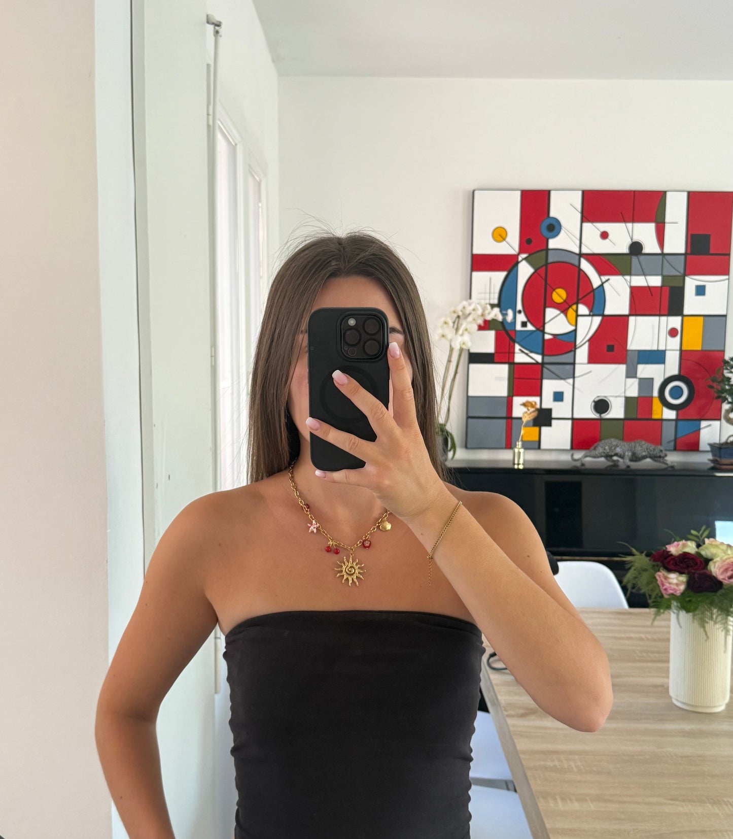 Inspiré des vacances sur la Côte d'Azur, le collier Solea associe un pendentif soleil à des charms cerises, coquillage, fleurs et étoiles de mer pour un look estival et féminin.