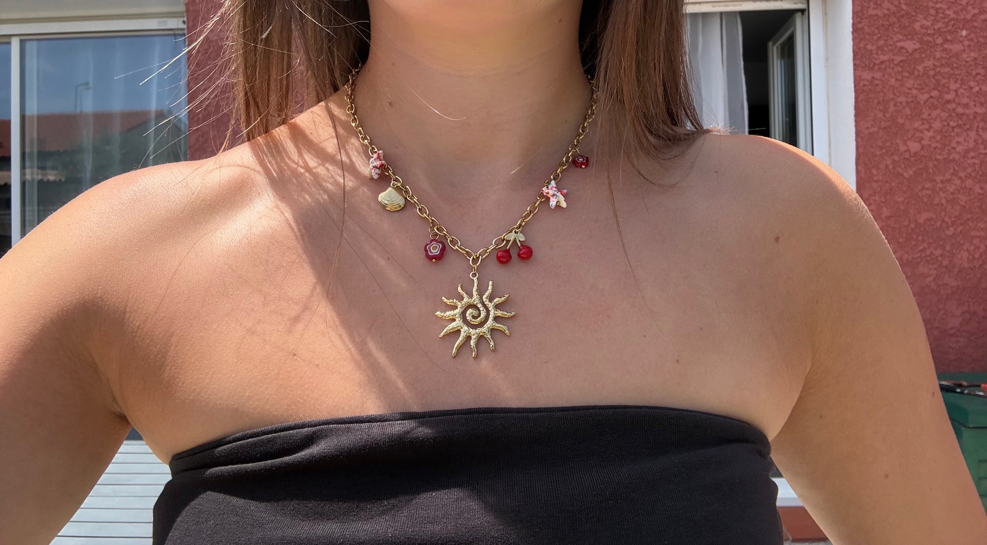 Avec ses détails inspirés de la mer et du soleil, le collier Solea est l'accessoire indispensable de la saison. Léger, résistant à l'eau et facile à associer, il complète aussi bien une robe qu'un top ou un maillot.