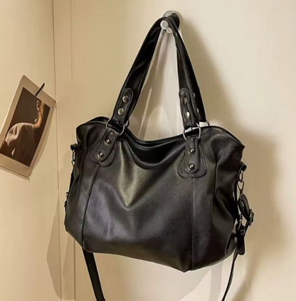 Sac cabas femme grand format pouvant accueillir un ordinateur portable, idéal pour les cours, le travail ou les déplacements.