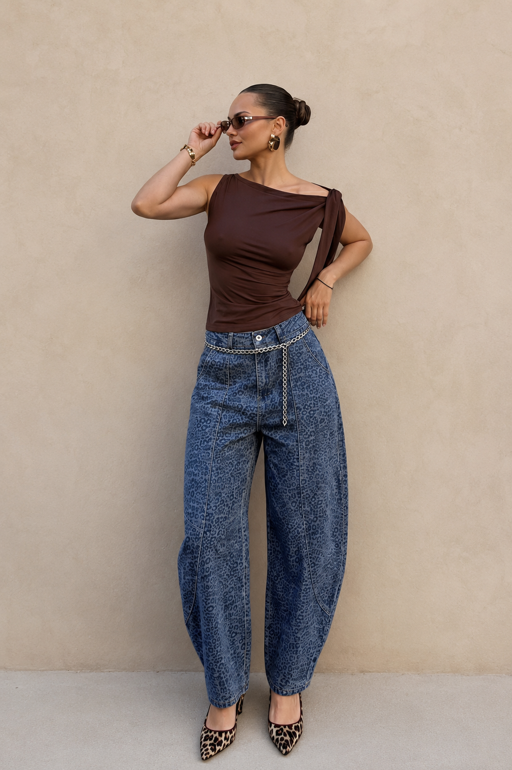 Affirmez votre style avec le jean Savannah. Sa coupe ballon tendance et son imprimé léopard apportent une touche mode à toutes vos tenues. À porter avec un top uni, des santiags ou des baskets pour un look audacieux.