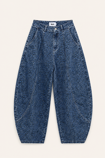 Craquez pour le jean, un modèle taille haute à la coupe ballon qui sublime la silhouette. Son motif léopard apporte du caractère tout en restant facile à associer.