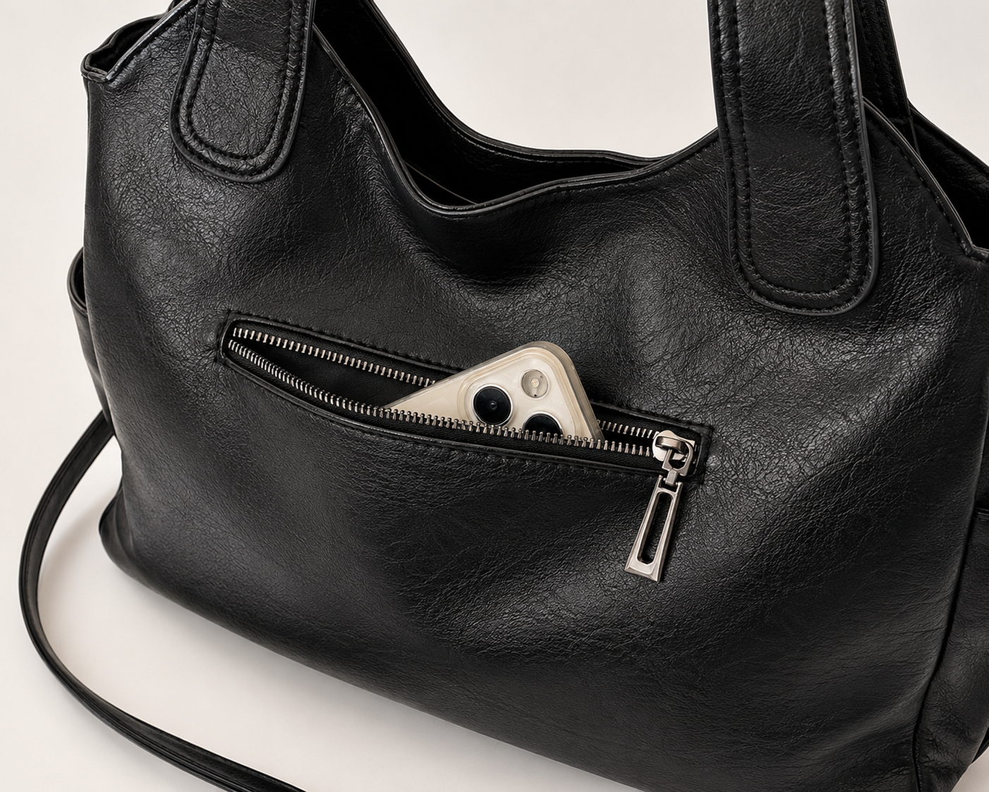 Le sac est un grand cabas élégant conçu pour les cours, le bureau ou le quotidien. Assez spacieux pour transporter un ordinateur portable et tous vos indispensables avec style.