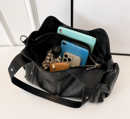 Le sac Campus est le compagnon idéal pour les cours, le travail ou le quotidien. Son grand format permet de transporter facilement un ordinateur portable, une tablette, des cahiers et tous vos essentiels avec élégance.